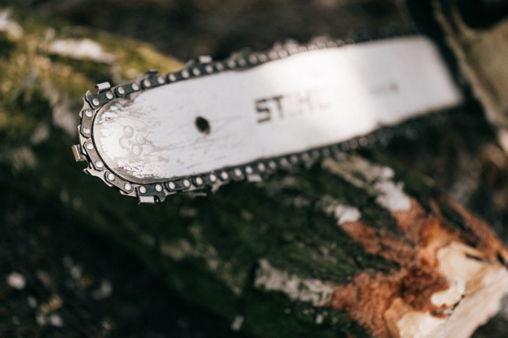 How Tight Should A Chainsaw Chain Be